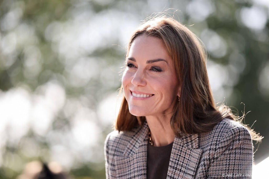 Prinses Catherine drinkt thee met bergchallenge-deelnemers