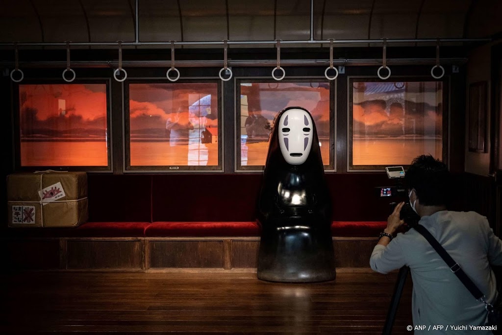 Japans keizerspaar vermaakt zich in Ghibli Park
