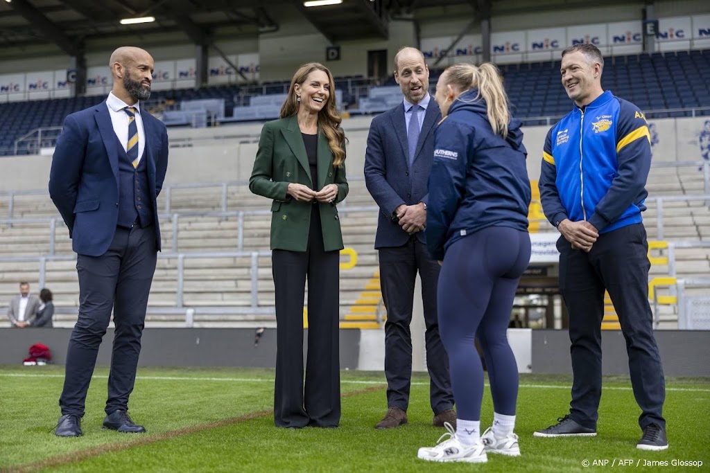 William en Catherine ontmoeten jonge rugbyers bij Leeds Rhinos