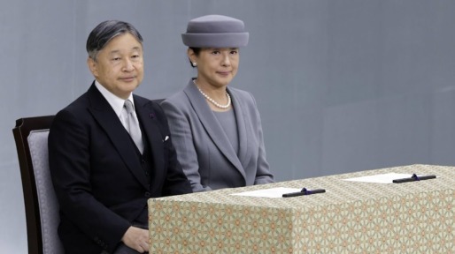 Japans keizerspaar bezoekt slachtoffers aardbeving Kumamoto