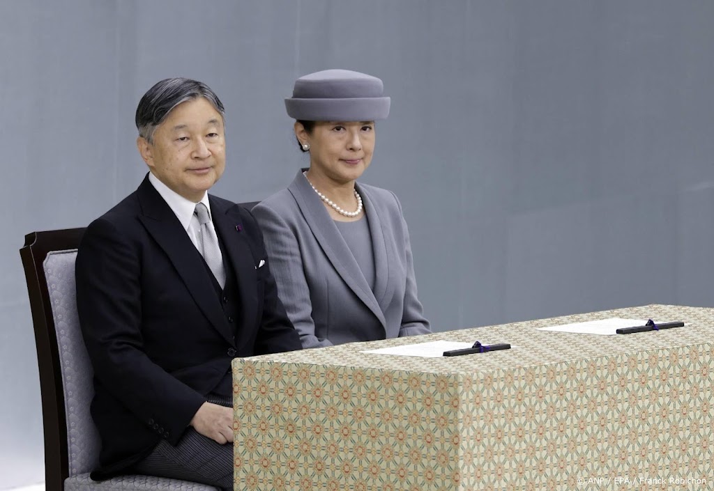 Japans keizerspaar bezoekt slachtoffers aardbeving Kumamoto