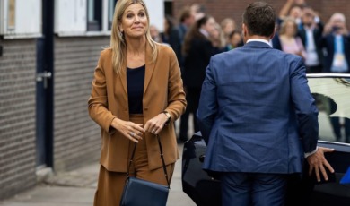 Máxima zet papieren hoedje op bij enthousiaste ontvangst op Urk