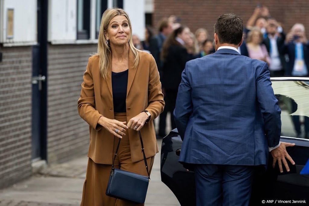 Máxima zet papieren hoedje op bij enthousiaste ontvangst op Urk
