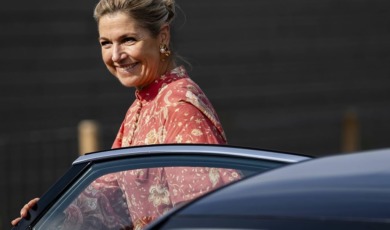 Máxima krijgt borduurpakket van bewoners zorgcentrum op Urk