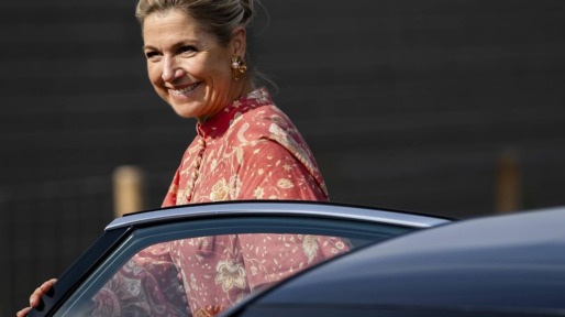 Máxima krijgt borduurpakket van bewoners zorgcentrum op Urk