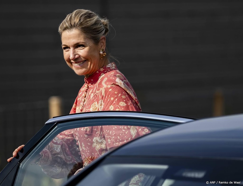 Máxima krijgt borduurpakket van bewoners zorgcentrum op Urk