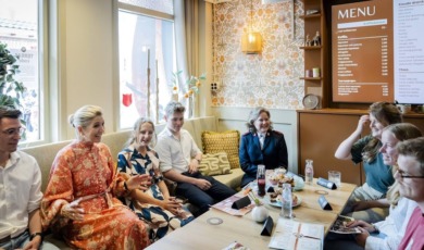 Máxima toegezongen tijdens bezoek aan jongerencafé op Urk