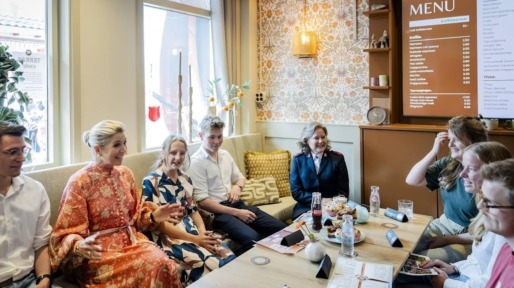 Máxima toegezongen tijdens bezoek aan jongerencafé op Urk