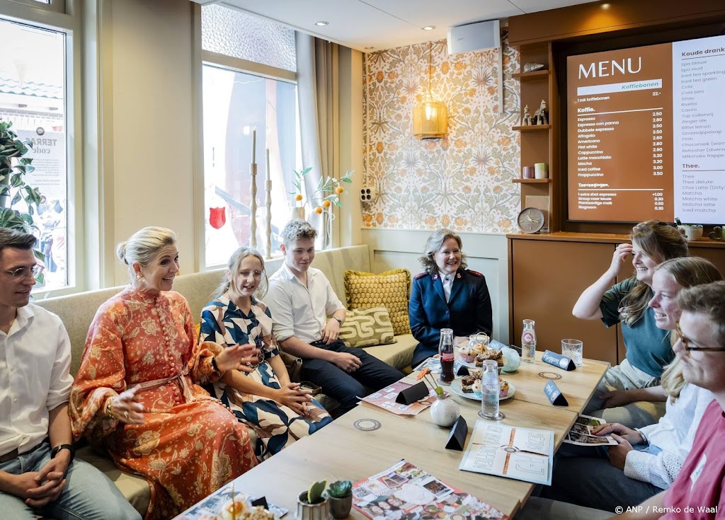 Máxima toegezongen tijdens bezoek aan jongerencafé op Urk
