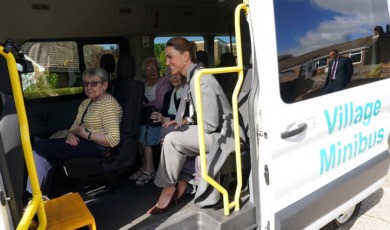 Catherine haalt ouderen op voor lunch in dorpshuis