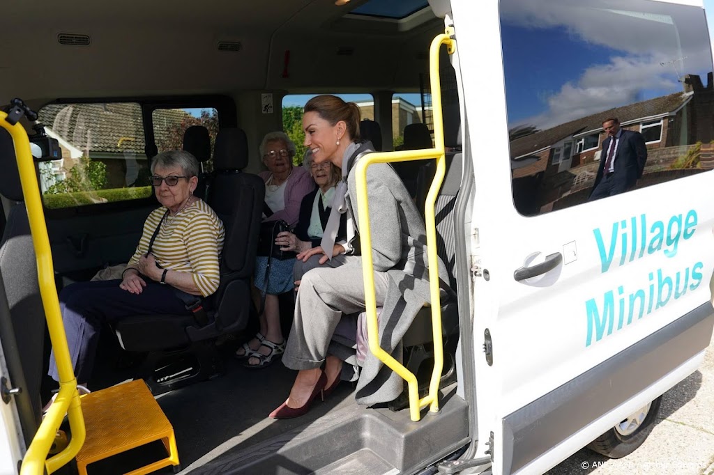 Catherine haalt ouderen op voor lunch in dorpshuis