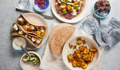 Geroosterde bloemkooltaco's met limoenyoghurt