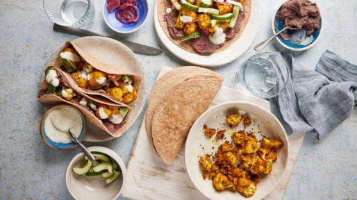 Geroosterde bloemkooltaco's met limoenyoghurt
