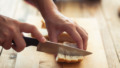 Vrouw maakt croutons