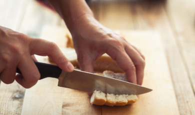 Vrouw maakt croutons