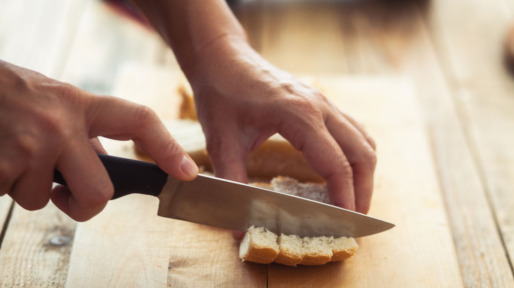 Vrouw maakt croutons