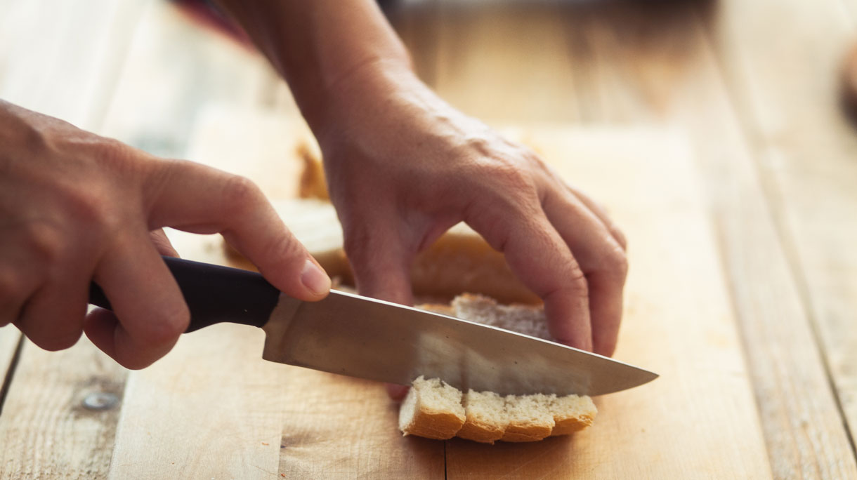 Vrouw maakt croutons
