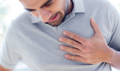 Man met hand op het hart