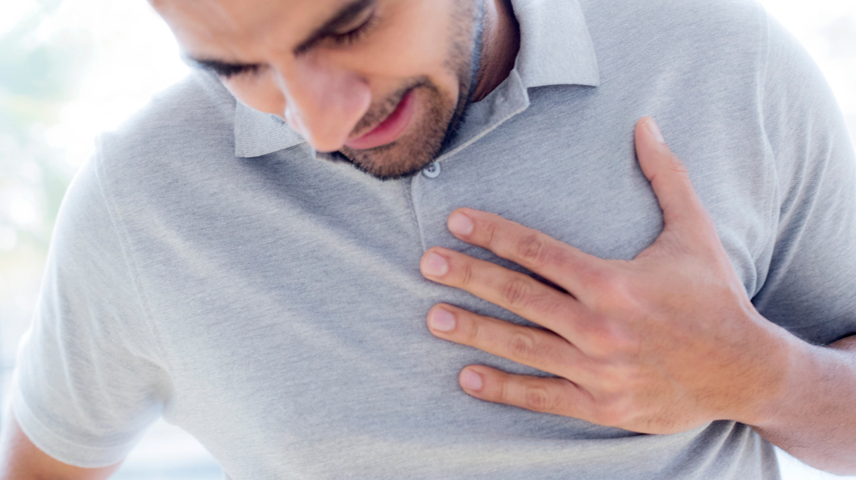Man met hand op het hart