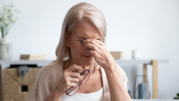 oudere vrouw met geirriteerde droge ogen