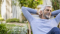 Oudere man in de tuin