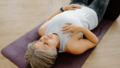 50-plus vrouw doet yoga