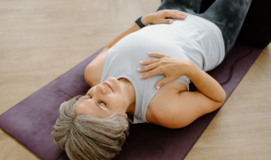 50-plus vrouw doet yoga
