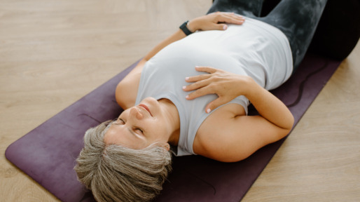 50-plus vrouw doet yoga