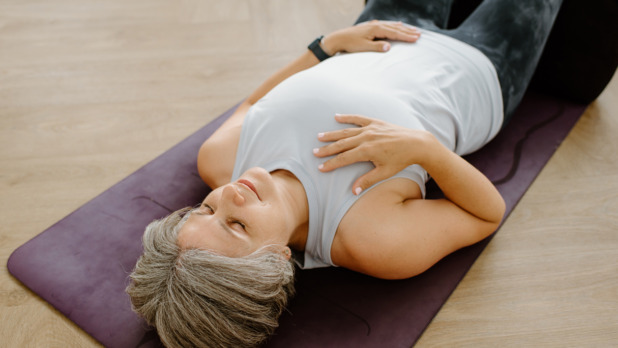 50-plus vrouw doet yoga