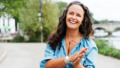 vrouw van 50 plus is gelukkig