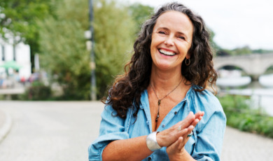 vrouw van 50 plus is gelukkig
