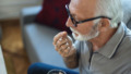 Man neemt geneesmiddel