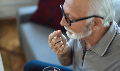 Man neemt geneesmiddel