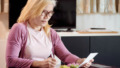 Vrouw bezig met geldzaken