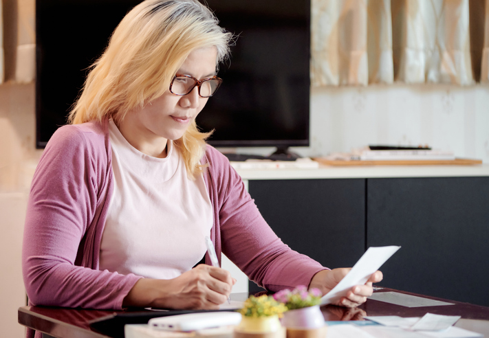 Vrouw bezig met geldzaken