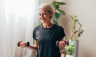 Vrouw doet aan krachttraining