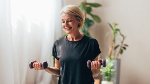 Vrouw doet aan krachttraining