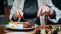 Vrouw eet in resaurant biefstuk