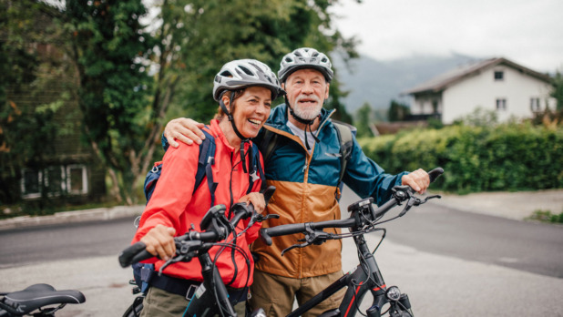 stel met fietsen en fietshelm