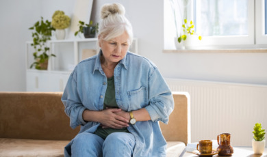 senior vrouw heeft buikpijn
