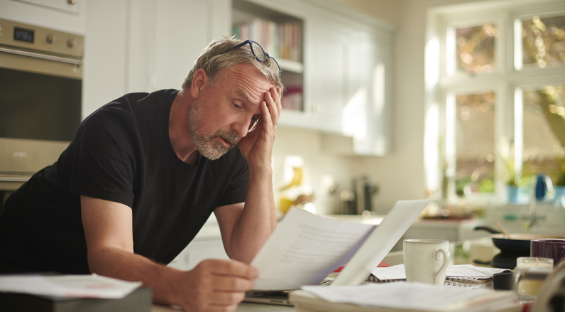 Man kijkt bezorgd naar energierekening