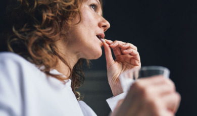 Vrouw neemt pil in met water