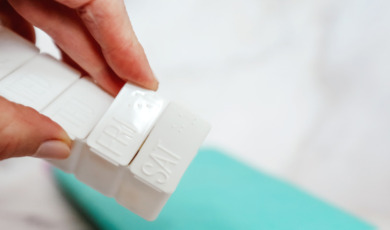 Vrouw heeft medicijndoos voor de hele week zodat ze geen inname vergeet