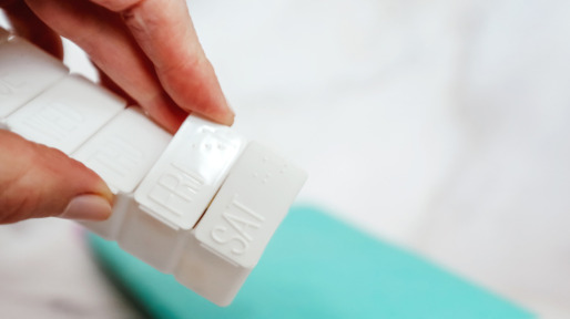 Vrouw heeft medicijndoos voor de hele week zodat ze geen inname vergeet