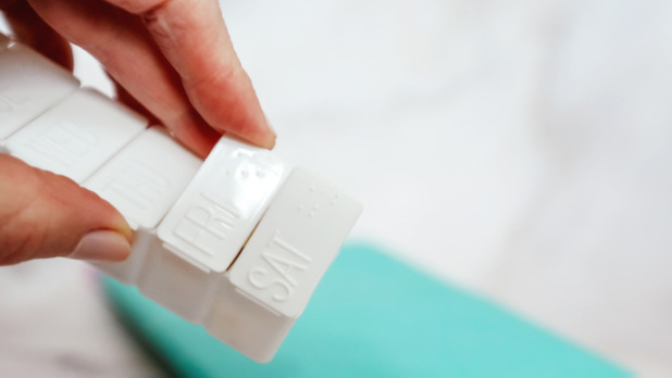Vrouw heeft medicijndoos voor de hele week zodat ze geen inname vergeet