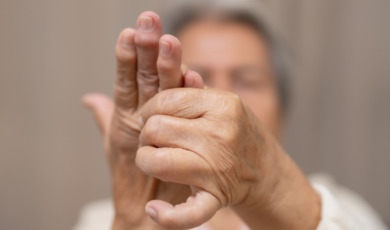 senior vrouw voelt aan vingers