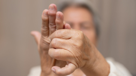 senior vrouw voelt aan vingers
