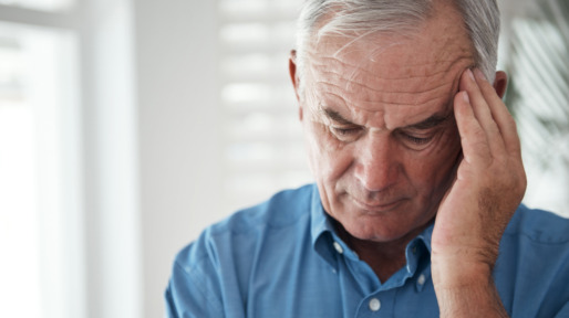 senior man heeft hoofdpijn