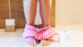 Vrouw op het toilet vanwege darmproblemen