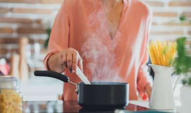 Vrouw staat te koken